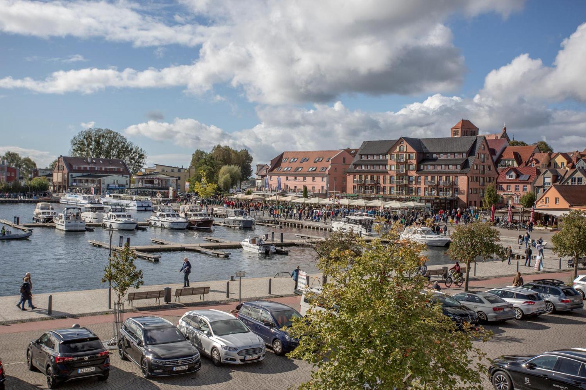 Altstadtapartment Carli- Komfortable Ferienwohnung Im Herzen Von Waren Waren  Exterior foto
