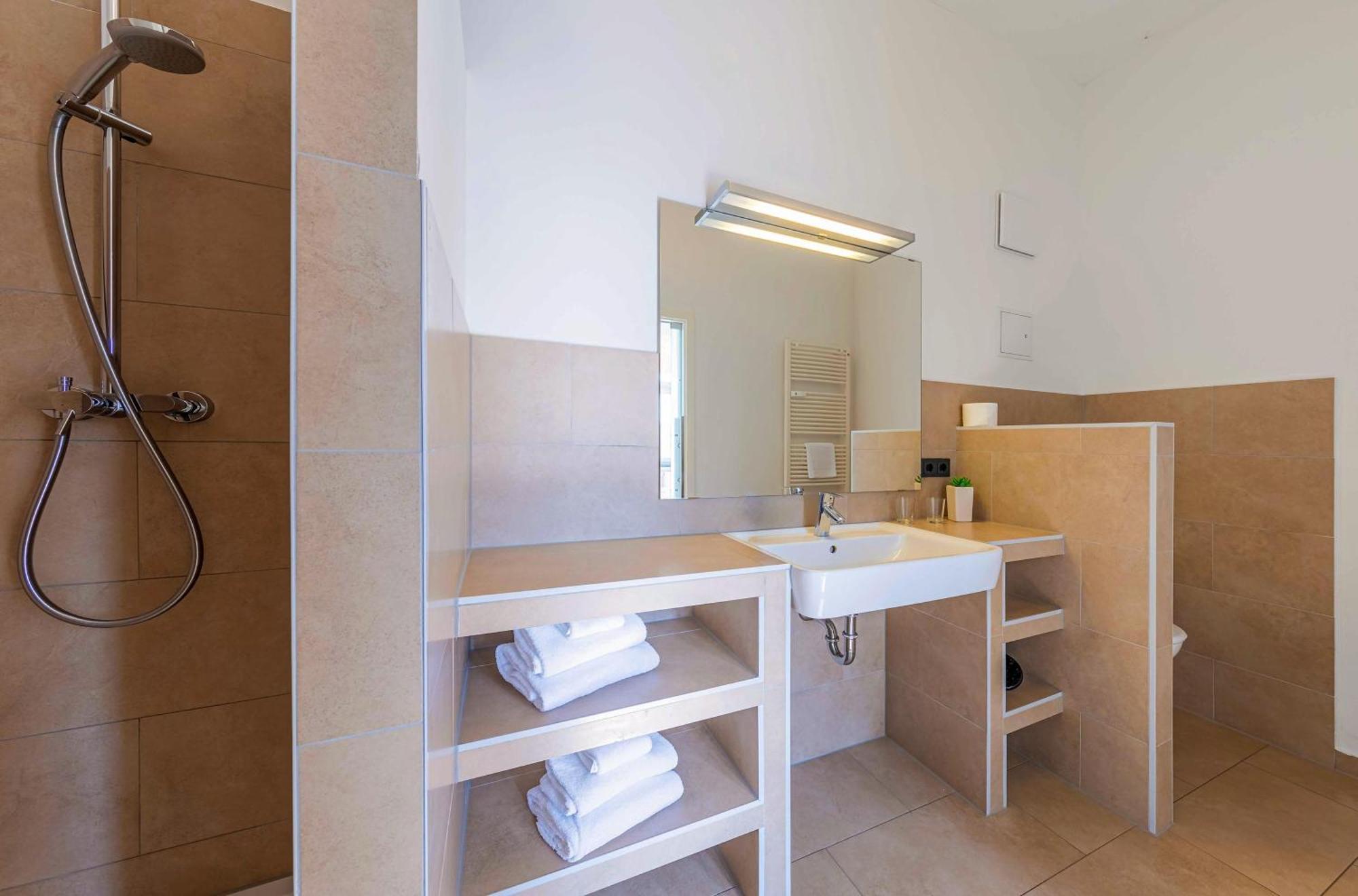 Altstadtapartment Carli- Komfortable Ferienwohnung Im Herzen Von Waren Waren  Exterior foto
